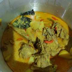 A picture of Opor ayam kentang.
