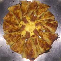 A picture of Sosis pie pastry bolognese.