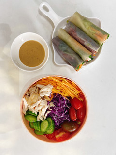 A picture of Gỏi cuốn và salad gà eatclean.