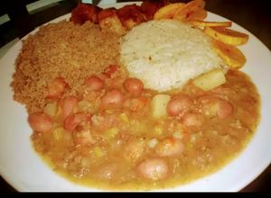Una foto de Almuerzo casero 2 frijoles verdes y carne en polvo