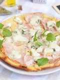 Pizza z patelni z szynką i serem pleśniowym