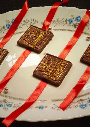 चॉकलेट राखी (chocolate rakhi recipe in marathi) रेसिपी चे मुख्य फोटो 