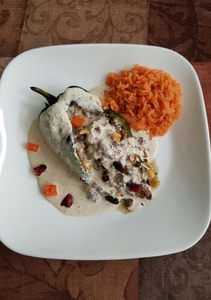 Una foto de Chiles en nogada... con lo que había!