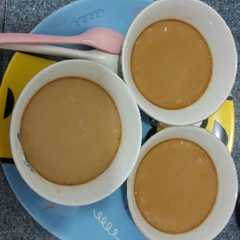 A picture of Puding susu,telur,kopi(kafe tan),chinese food.