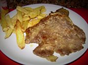 Una foto de costeletas con salsa