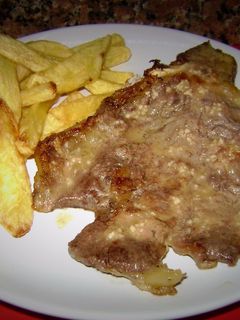 Una foto de Costeletas a la chapa con salsa picante de ajo 🐂