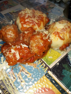 Una foto de Ñoquis rellenos con albóndigas en salsa