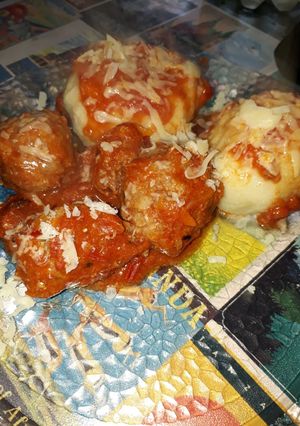 Una foto de Ñoquis rellenos con albóndigas en salsa