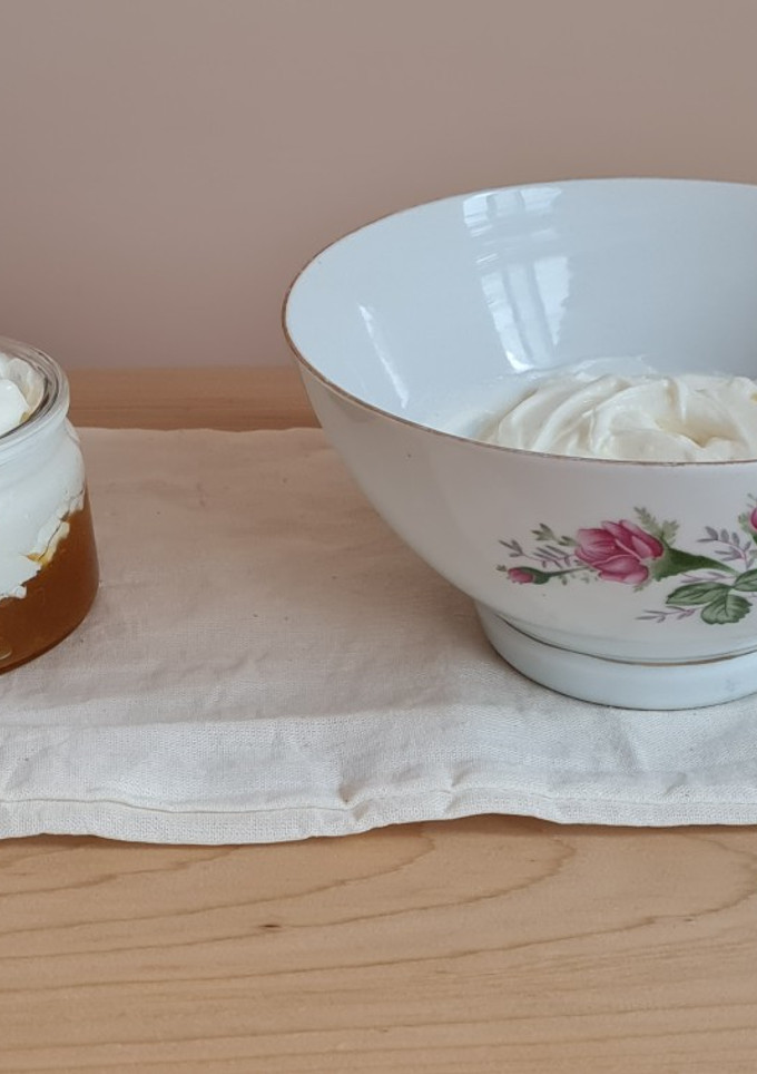 Una foto de Yogur estilo griego casero 🇬🇷