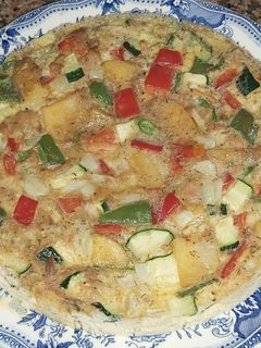 Una foto de Tortilla de patatas, atún y verdura