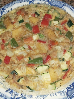 Una foto de Tortilla de patatas, atún y verdura