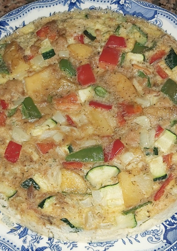 Una foto de Tortilla de patatas, atún y verdura