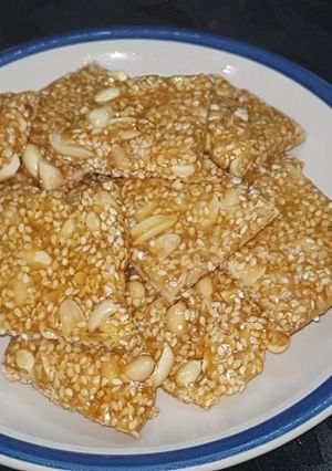A picture of Till or peanut ki gachak.