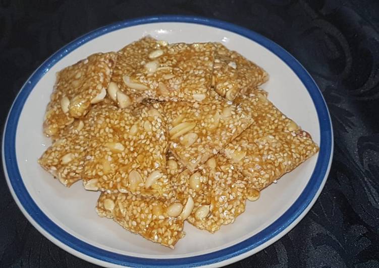 Till or peanut ki gachak