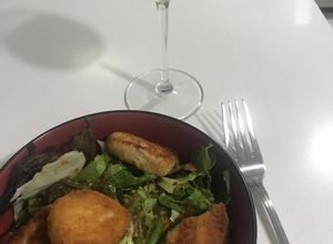 Una foto de Ensalada con nuggets