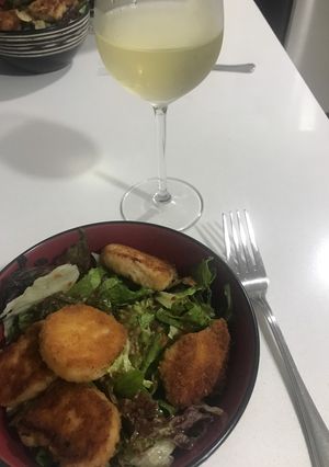 Una foto de Ensalada con nuggets