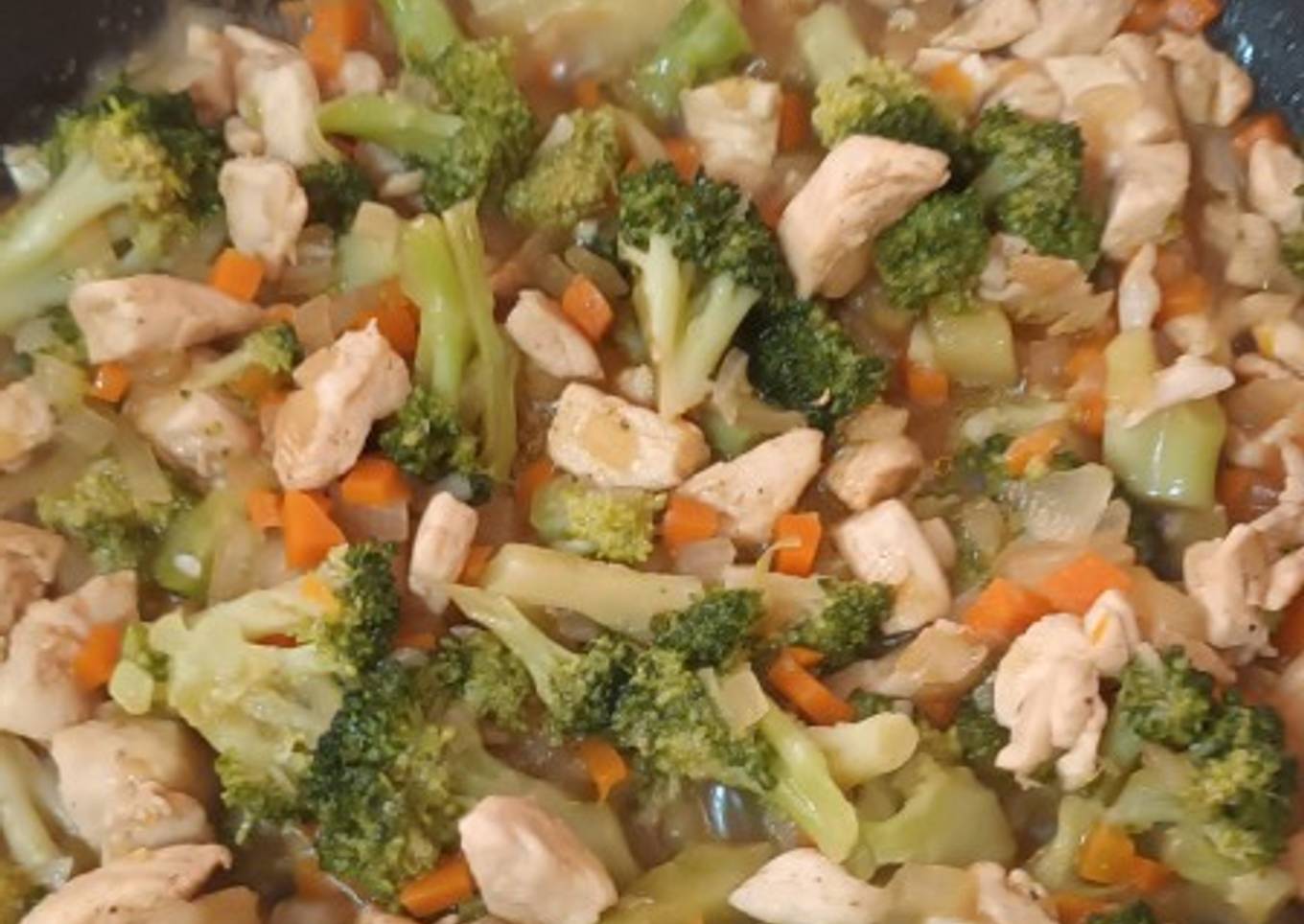 Pollo con brócoli en wok