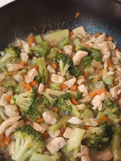 Una foto de Pollo con brócoli en wok