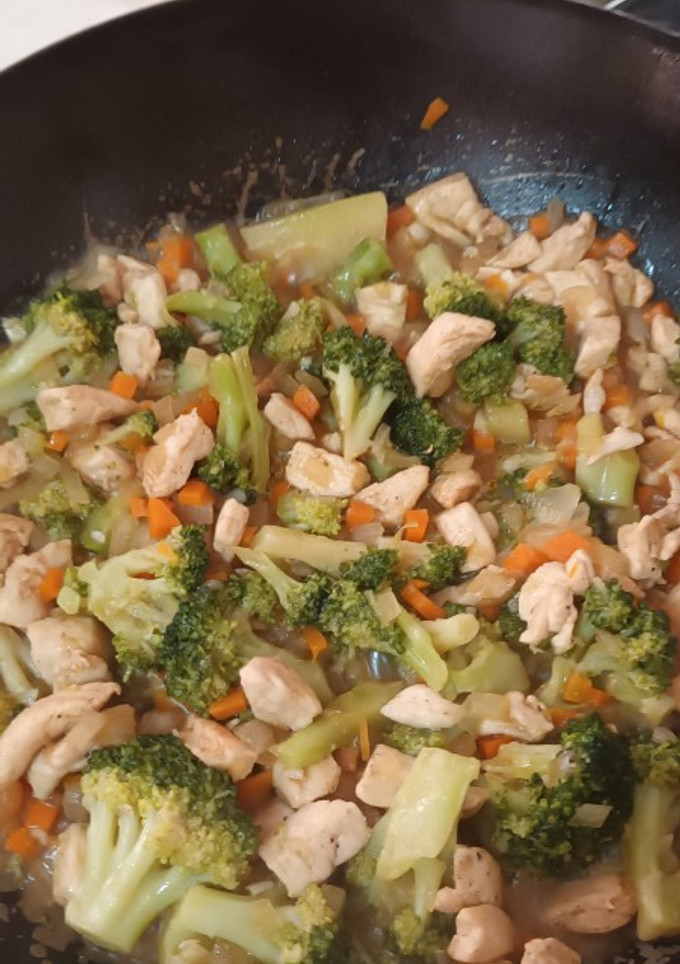 Una foto de Pollo con brócoli en wok