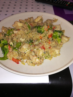 Una foto de Wok de verduras, pollo y quinoa
