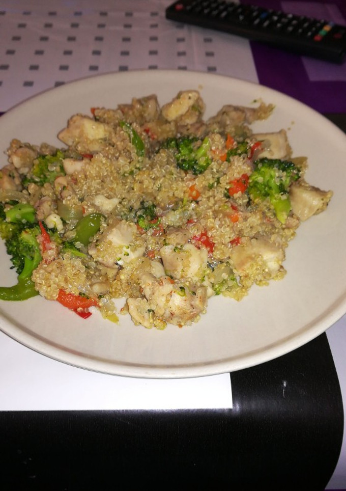 Una foto de Wok de verduras, pollo y quinoa