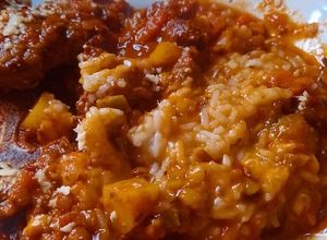 Una foto de Guiso de carne, lentejas y arroz