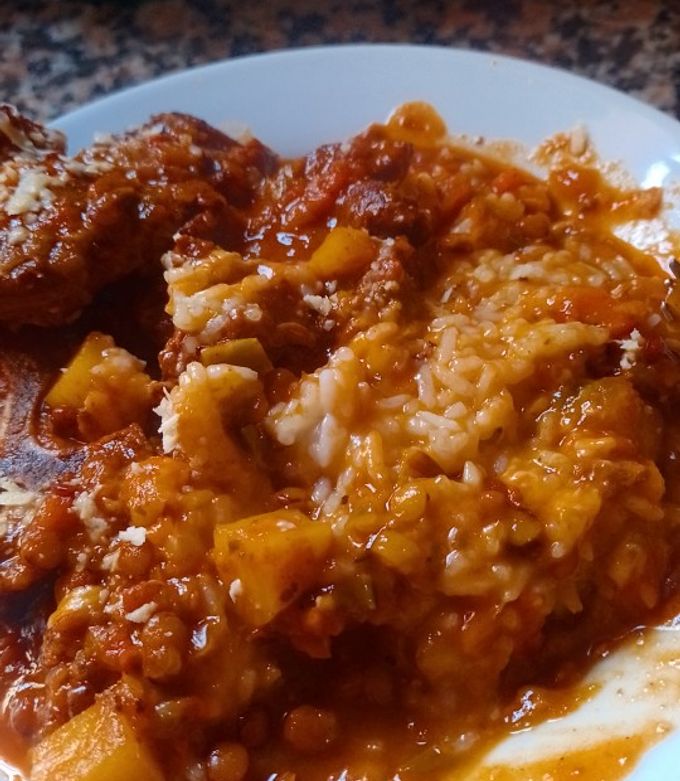 Una foto de Guiso de carne, lentejas y arroz