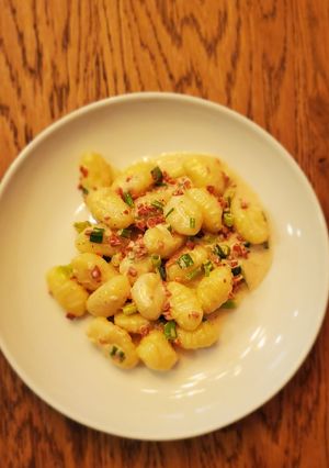 A picture of Gnocchi (or any other pasta) in cream sauce with bacon bits.