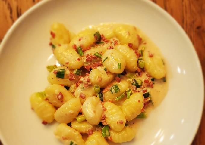 Gnocchi (or any other pasta) in cream sauce with bacon bits