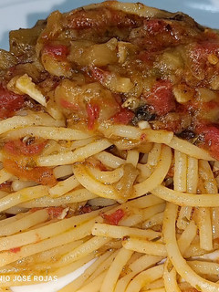 Una foto de Spaghetti con salsa de berenjena 😋😋😋😋
