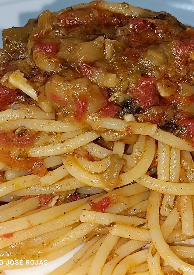 Una foto de Spaghetti con salsa de berenjena 😋😋😋😋