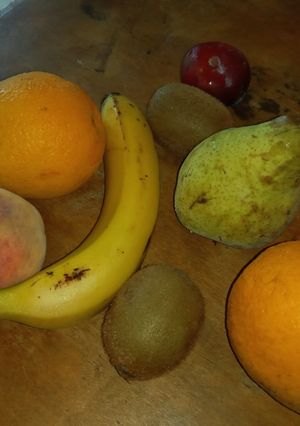 Una foto de Ensalada de frutas 🍊🍌🥭🍎🍐🥝😋
