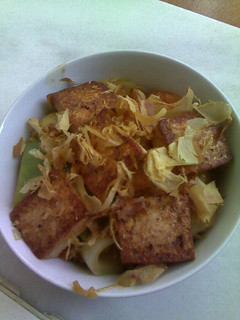 Una foto de Tofu con verduras y arroz al estilo japonés