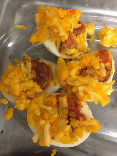 Una foto de Huevos rellenos de chorizo y queso