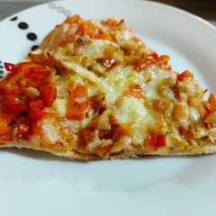 Una foto de Pizza rápida de pollo y pimiento