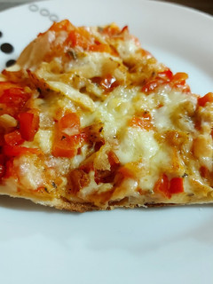 Una foto de Pizza rápida de pollo y pimiento