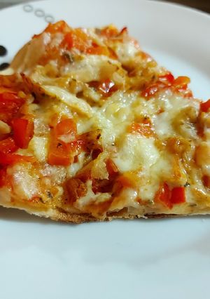 Una foto de Pizza rápida de pollo y pimiento