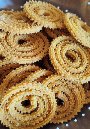 भाजणी चकली (bhajni chakli recipe in marathi) रेसिपी चे मुख्य फोटो 