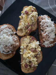 Una foto de Crostinis variados