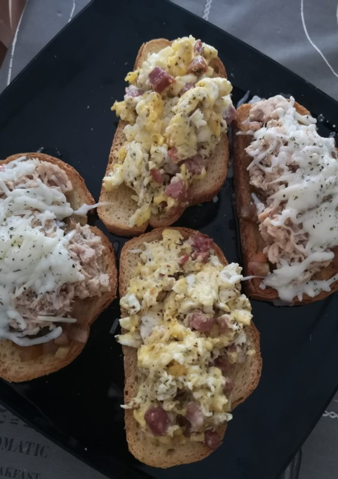 Una foto de Crostinis variados