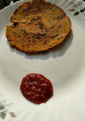 A picture of Jowar fenugreek thalipeeth.