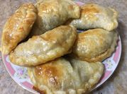 Una foto de empanada argentina con aceituna