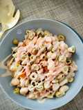 Ensalada de pasta tricolor con salmón y surimi