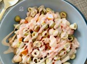 Una foto de ensalada de coditos