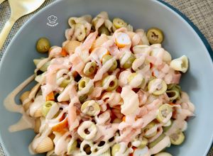 Foto principal de Ensalada de pasta tricolor con salmón y surimi