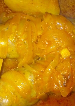 Una foto de Chorizo casero a la pomarola con papas