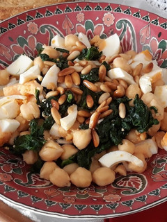 Una foto de Ensalada de espinacas con garbanzos
