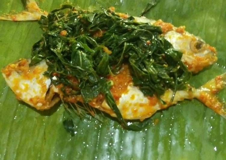 Pepes ikan kembung bumbu tumis daun ubi