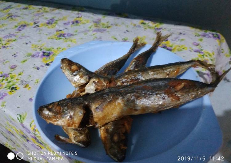 Langkah Mudah untuk  Ikan layang goreng bawang putih yang Enak Banget