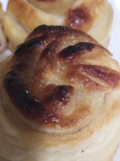 Una foto de Manzana cubierta de hojaldre y rellena de frutos secos